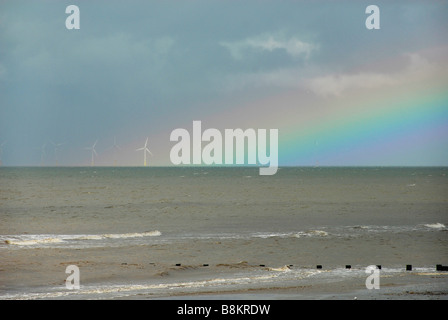 Regenbogen über Offshore-Windparks in der Ferne Stockfoto