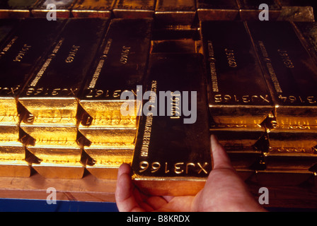 Die Bank of England u Gold Gewölbe in London Stacks von Goldbarren sind auf Ablagen angeordnet. Stockfoto