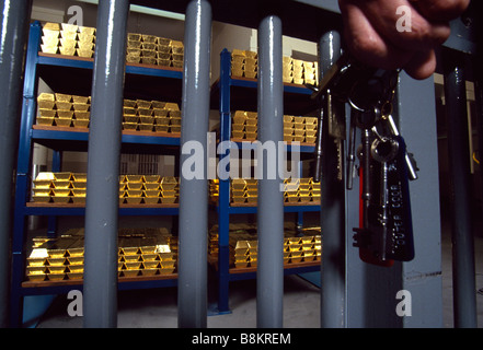 Die Bank of England u Gold Gewölbe in London Stacks von Goldbarren sind auf Ablagen angeordnet. Stockfoto