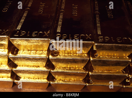 Die Bank of England u Gold Gewölbe in London Stacks von Goldbarren sind auf Ablagen angeordnet. Stockfoto