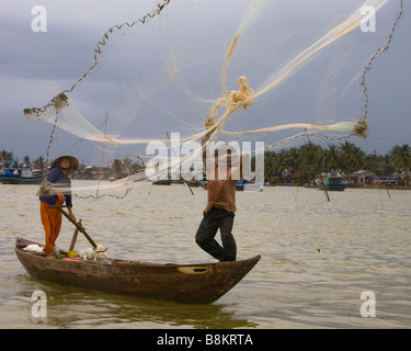 Mann wirft Net um Fische zu fangen Stockfoto