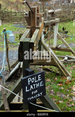 Pole-Drehmaschinen auf dem Display im Bereich Niederwald Handwerk im Zentrum für Alternative Technologie Stockfoto