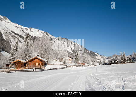 Bucheben Rauriser Tal Österreich Winter Schnee-Szene mit cross-Land-Loipe im Alpendorf Stockfoto