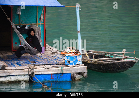 Frau auf schwimmenden Zuhause in der Halong Bay Stockfoto