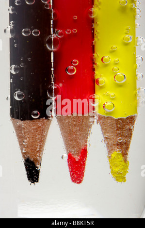 Farbstift in Mineralwasser Stockfoto