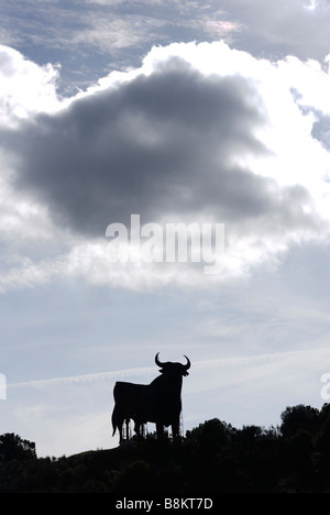 Berühmte Wahrzeichen der Osborne Stier an einem Hang Spanien Silhouette Stockfoto
