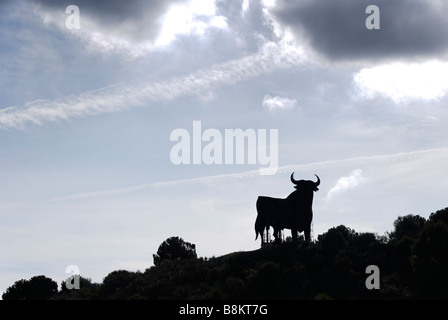 Berühmte Wahrzeichen der Osborne Stier an einem Hang Spanien Silhouette Stockfoto