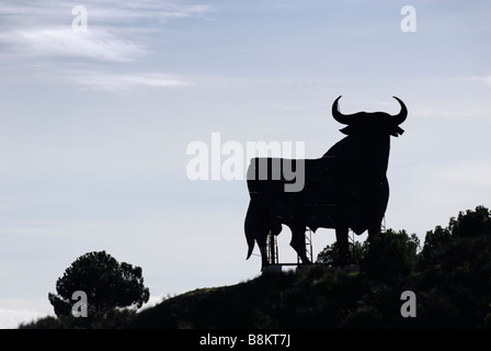 Berühmte Wahrzeichen der Osborne Stier an einem Hang Spanien Silhouette Stockfoto