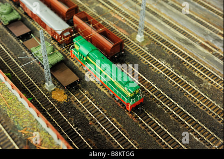 Detail des Modells Bahnwerk mit Lok, Wagen, Gleise und Gebäude Stockfoto