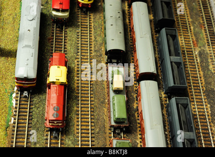 Detail des Modells Bahnwerk mit Lok, Wagen, Gleise und Gebäude Stockfoto