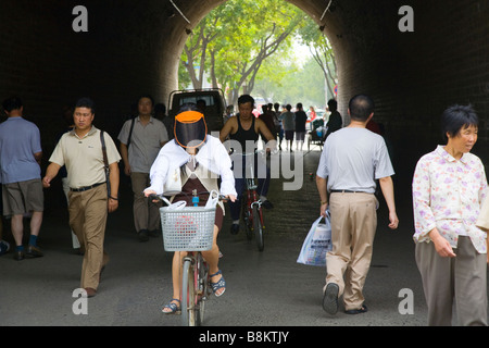 Durchqueren den Tunnel unter der alten Stadtmauer von Xi ' an, Provinz Shaanxi, China. Stockfoto