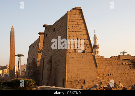 Luxor-Tempel-Ruinen, Seitenansicht des ersten Pylon Wand, Obelisken und Moschee Minarett, Ägypten, [Nordafrika], UNESCO-Weltkulturerbe Stockfoto