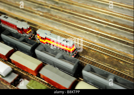 Detail des Modells Bahnwerk mit Lok, Wagen, Gleise und Gebäude Stockfoto