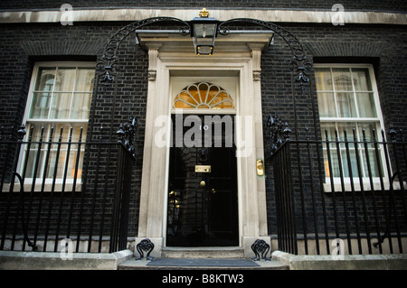 Ein breites Schuss von der Vorderseite der Nummer 10 Downing Street, der Residenz des britischen Premierministers in London, Vereinigtes Königreich. Stockfoto