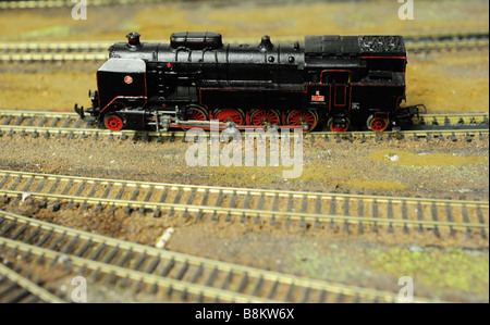 Detail des Modells Bahnwerk mit Lok, Wagen, Gleise und Gebäude Stockfoto