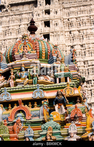 Indien-Tamil Nadu Tiruvannamalai Arunachaleswar Tempel bunten Dach gegen weiße gopuram Stockfoto