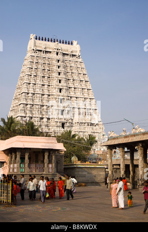 Indien-Tamil Nadu Tiruvannamalai Arunachaleswar Tempel weiße Gopurams aus dem Inneren Heiligtum Stockfoto