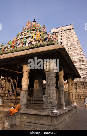 Indien-Tamil Nadu Tiruvannamalai Arunachaleswar Tempel Safran gekleideten Mann, die heiligen Schriften zu lesen Stockfoto