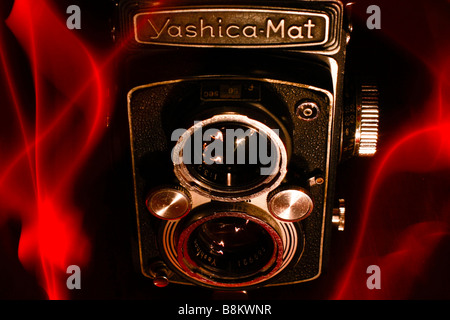 Yashica-Mat, ein Twin-Spiegelreflexkamera fotografierte auf Langzeitbelichtung und mit Lightpainting. Stockfoto