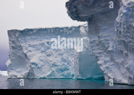 Geformte Eis entlang der Ross-Schelfeis, Bucht der Wale, Ross-Meer, Antarktis. Stockfoto