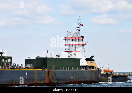 Seitliche Profil von einem Schlepper drücken "doppelt-geschält" Heizöl Lastkahn mit Brücke "pilot-Haus" Stockfoto