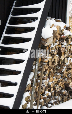 Lieferung von Holz unter Treppe Stockfoto