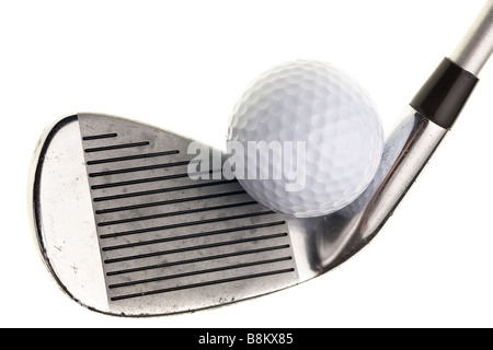 Golfschläger und Ball isoliert auf weißem Hintergrund Stockfoto