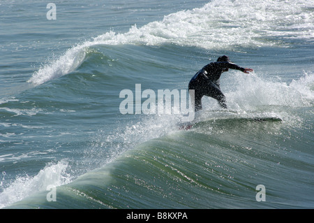 Eine Surfer taucht in eine Schleife, Reiten, surfen entlang der Kalifornien, Hawaii, big-Wave-Küsten und Strände. Stockfoto