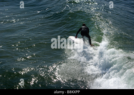 Eine Surfer taucht in eine Locke auf seinem Brett, Reiten, surfen entlang der Kalifornien, Hawaii, Australien Küsten und Strände. Stockfoto