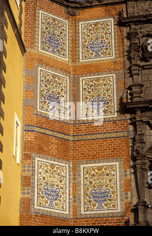 Geflieste Fassade an der Kirche von San Francisco im mexikanischen Puebla Stockfoto