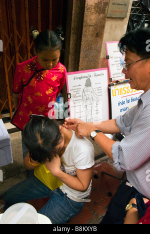 Menschen praktizieren traditionelle chinesische Medizin in Markt Gasse - Sampeng Lane Soi Wanit 1 in Chinatown zentrale Bangkok Thailand Stockfoto