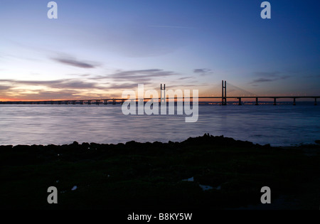 Die neue Severn Brücke, 1996, gesehen von der walisischen Seite des Flusses Severn nahe Portskewett, Monmouthshire eröffnet. Sunrise Stockfoto