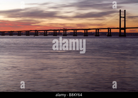 Die neue Severn Brücke, 1996, gesehen von der walisischen Seite des Flusses Severn nahe Portskewett, Monmouthshire eröffnet. Sunrise Stockfoto