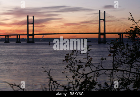 Die neue Severn Brücke, 1996, gesehen von der walisischen Seite des Flusses Severn nahe Portskewett, Monmouthshire eröffnet. Sunrise Stockfoto