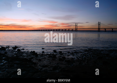 Die neue Severn Brücke, 1996, gesehen von der walisischen Seite des Flusses Severn nahe Portskewett, Monmouthshire eröffnet. Sunrise Stockfoto