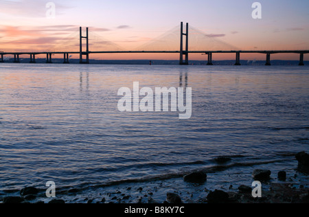 Die neue Severn Brücke, 1996, gesehen von der walisischen Seite des Flusses Severn nahe Portskewett, Monmouthshire eröffnet. Sunrise Stockfoto