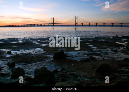 Die neue Severn Brücke, 1996, gesehen von der walisischen Seite des Flusses Severn nahe Portskewett, Monmouthshire eröffnet. Sunrise Stockfoto