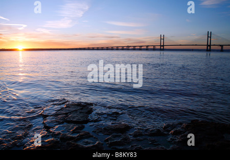 Die neue Severn Brücke, 1996, gesehen von der walisischen Seite des Flusses Severn nahe Portskewett, Monmouthshire eröffnet. Sunrise Stockfoto