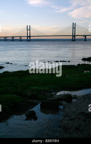 Die neue Severn Brücke, 1996, gesehen von der walisischen Seite des Flusses Severn nahe Portskewett, Monmouthshire eröffnet. Sunrise Stockfoto