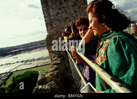 Rochester, UK  Besucher genießen die Aussicht von der Spitze des Rochester Castle. Stockfoto