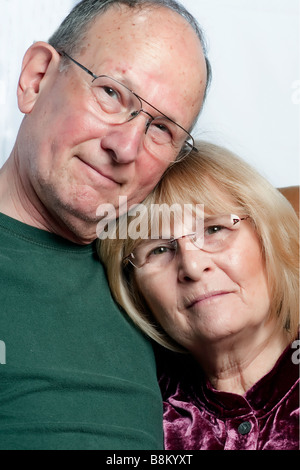 Porträt von attraktiven älteres Paar gemeinsam Zuneigung und umarmt Stockfoto
