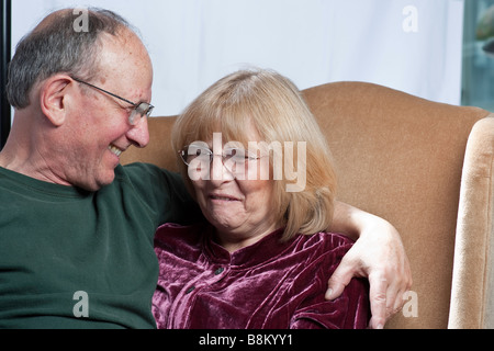 Älteres Paar mit verspielten ausdrücken Stockfoto