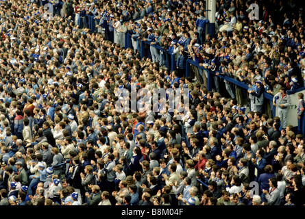 Goodison Park, Liverpool, Everton Football Club Stadion.   Menschenmassen sehen eine Übereinstimmung zwischen Everton und Watford auf der Tribüne. Stockfoto