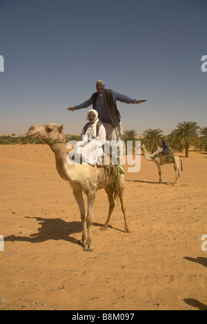 Beduinen und ihre Kamele in der Nähe von Banganarti, Old Dongola Region, Nubia, Sudan, Afrika Stockfoto