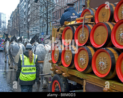 Karneval Frankfurt am Main am Kaiserplatz mit Pferd gezogenen Kutsche mit Bierfässern der Binding Brauerei in Frankfurt am Main Stockfoto