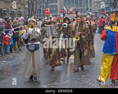 Frankfurt am Main am Kaiserplatz mit Musikern mit mittelalterlichen Kleidung Karneval Stockfoto