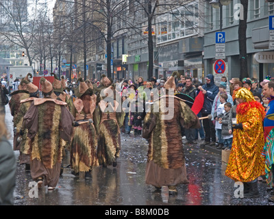 Frankfurt am Main am Kaiserplatz mit Musikern mit mittelalterlichen Kleidung Karneval Stockfoto