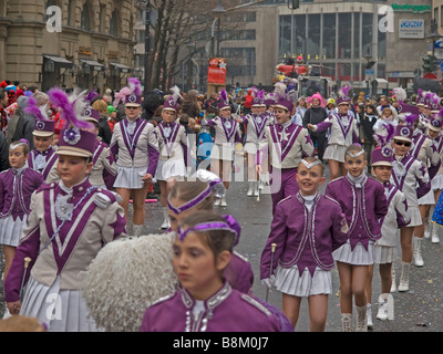 Frankfurt am Main am Kaiserplatz mit Mädchen mit schönen Kleider Karneval Stockfoto