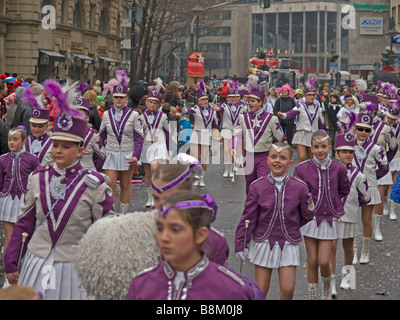Frankfurt am Main am Kaiserplatz mit Mädchen mit schönen Kleider Karneval Stockfoto