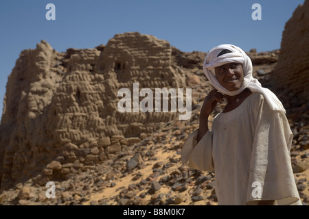 Beduinen und ihre Kamele in der Nähe von Banganarti, Old Dongola Region, Nubia, Sudan, Afrika Stockfoto